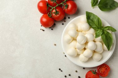 Beyaz desenli arka planda mozzarella ve fesleğen, domates ve biber tabağı, metin için boşluk