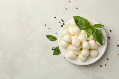 Beyaz desenli arka planda mozzarella, fesleğen ve biberli tabak, metin için boşluk