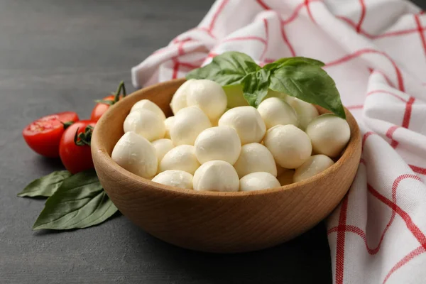 Skål Med Mozzarella Och Basilika Tomat Och Handduk Mörk Strukturerad — Stockfoto