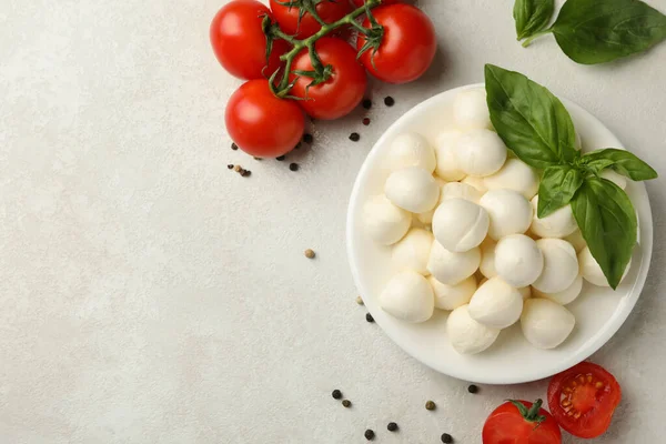 Teller Mit Mozzarella Und Basilikum Tomaten Und Paprika Auf Weißem — Stockfoto