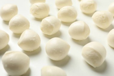 Beyaz zemin üzerinde mozzarella peyniri ile düz yatıyordu