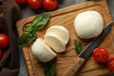 Gri masada mozarella ile lezzetli yemek kavramı
