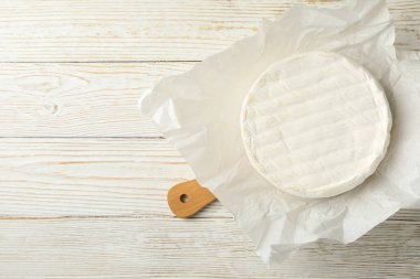 Ahşap arka planda camembert peyniri ile kesme tahtası