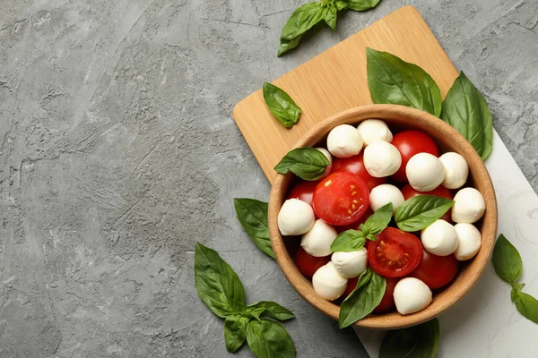 Konzept Des Schmackhaften Essens Mit Mozzarella Tomate Und Basilikum Auf — Stockfoto