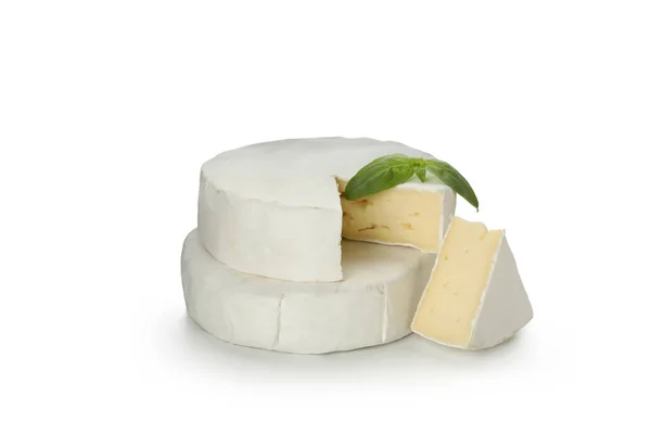 Delicioso Queijo Camembert Isolado Sobre Fundo Branco — Fotografia de Stock