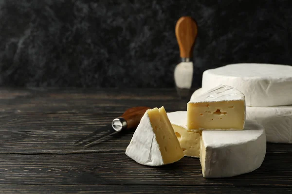 Formaggio Camembert Coltelli Sfondo Legno Spazio Testo — Foto Stock