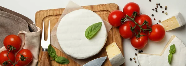 Concepto Sabroso Comer Con Camembert Especias Sobre Fondo Blanco Vista — Foto de Stock