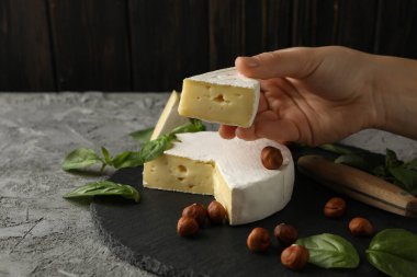 Lezzetli yemek kavramı ve kadın el ele tutuşan Camembert peyniri