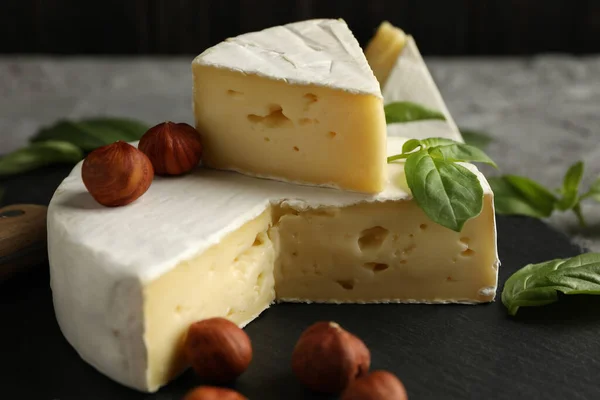 Vassoio Con Camembert Nocciola Basilico Fondo Grigio — Foto Stock