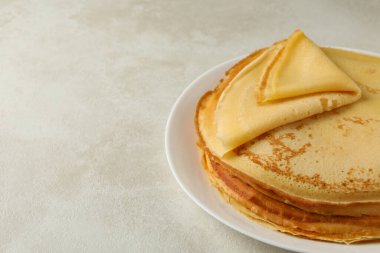 Beyaz desenli arka planda ince krep tabağı