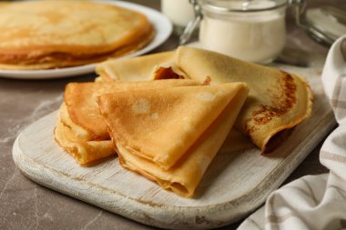 Gri masadaki ince krepli lezzetli kahvaltı kavramı.