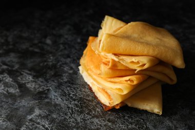 Siyah dumanlı arka planda leziz ince krepler.