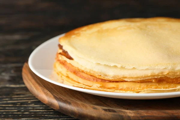 Papan Dengan Pancake Tipis Pada Latar Belakang Kayu — Stok Foto