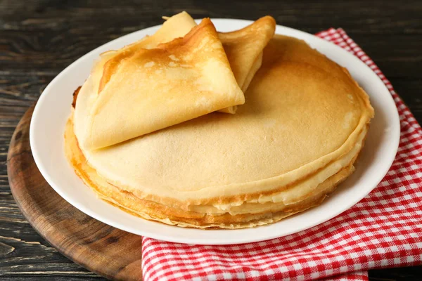 Brett Mit Dünnen Pfannkuchen Auf Holzgrund — Stockfoto