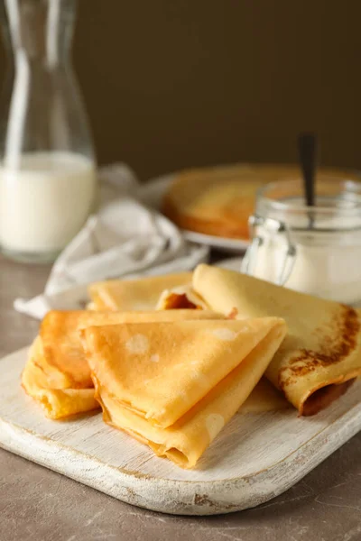 Konzept Des Leckeren Frühstücks Mit Dünnen Pfannkuchen Auf Grauem Tisch — Stockfoto