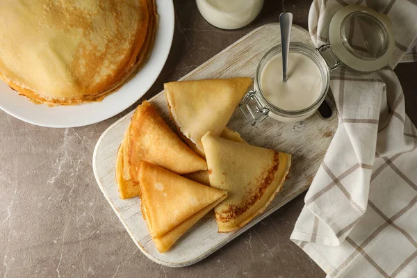 Konzept Des Leckeren Frühstücks Mit Dünnen Pfannkuchen Auf Grauem Tisch — Stockfoto