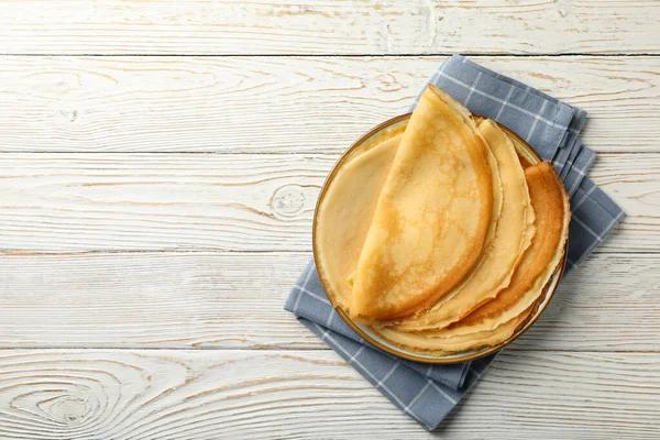 Küchentuch Mit Teller Mit Dünnen Pfannkuchen Auf Holzhintergrund — Stockfoto