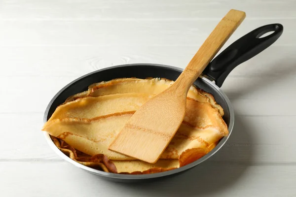 Pfanne Mit Leckeren Pfannkuchen Und Spachtel Auf Holztisch — Stockfoto