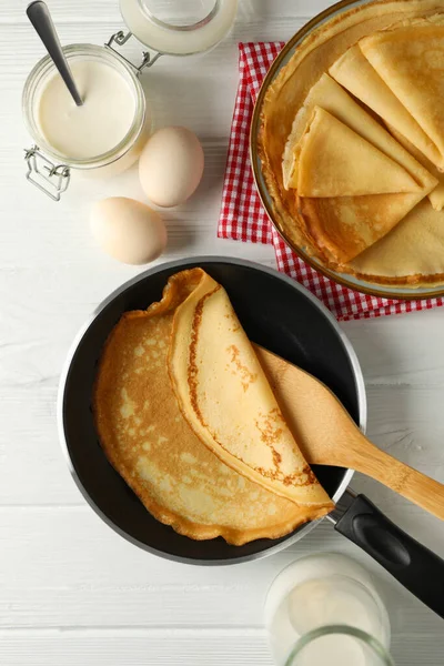 Conceito Café Manhã Saboroso Com Panquecas Finas Mesa Madeira Branca — Fotografia de Stock