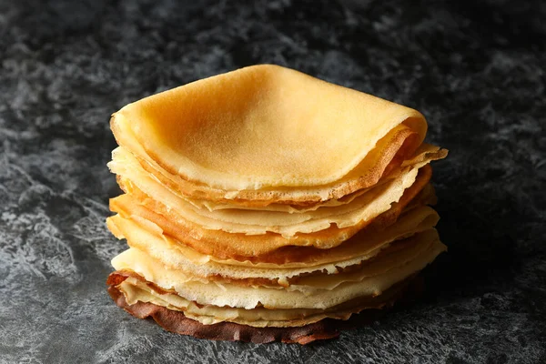 Köstliche Dünne Pfannkuchen Auf Schwarzem Rauch Hintergrund — Stockfoto