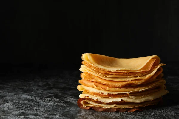 Pancake Tipis Lezat Pada Latar Belakang Asap Hitam — Stok Foto