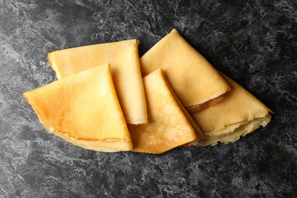 Köstliche Dünne Pfannkuchen Auf Schwarzem Rauch Hintergrund — Stockfoto