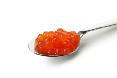 Kırmızı havyarlı kaşık beyaz arkaplanda izole edildi