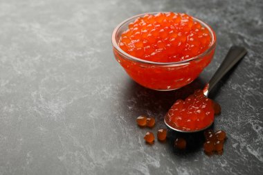 Siyah dumanlı havyarlı cam kase ve kaşık.