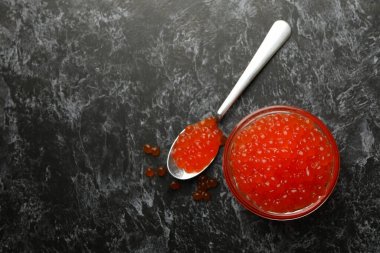 Siyah dumanlı havyarlı cam kase ve kaşık.