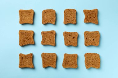 Mavi zemin üzerinde sandviç dilimleri ile düz yatıyordu