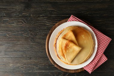 Ahşap zemin üzerinde ince krepler olan tahta.