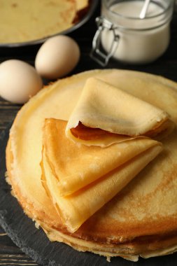 Tahta masadaki ince krepli lezzetli kahvaltı kavramı.