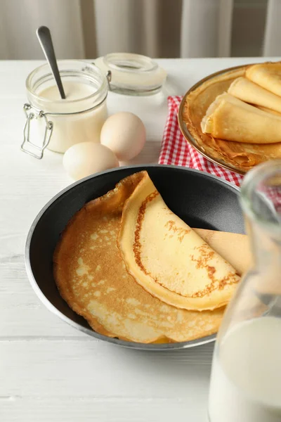 Konzept Des Leckeren Frühstücks Mit Dünnen Pfannkuchen Auf Weißem Holztisch — Stockfoto