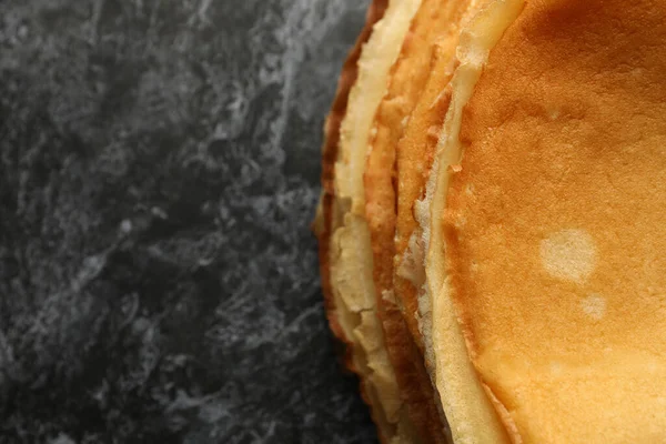 Deliciosos Panqueques Finos Sobre Fondo Ahumado Negro — Foto de Stock