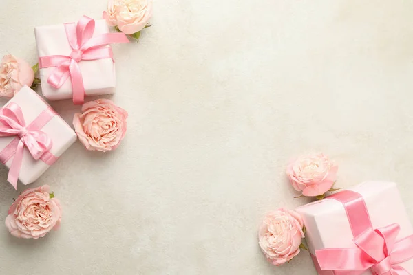 Cajas Regalo Rosas Sobre Fondo Blanco Texturizado Espacio Para Texto —  Fotos de Stock