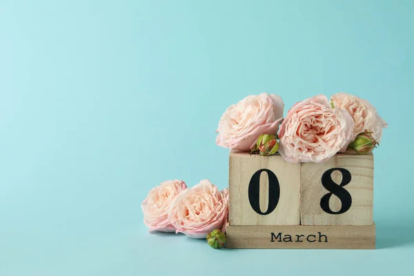 Ξύλινο Ημερολόγιο Μαρτίου Και Τριαντάφυλλα Μπλε Φόντο — Φωτογραφία Αρχείου