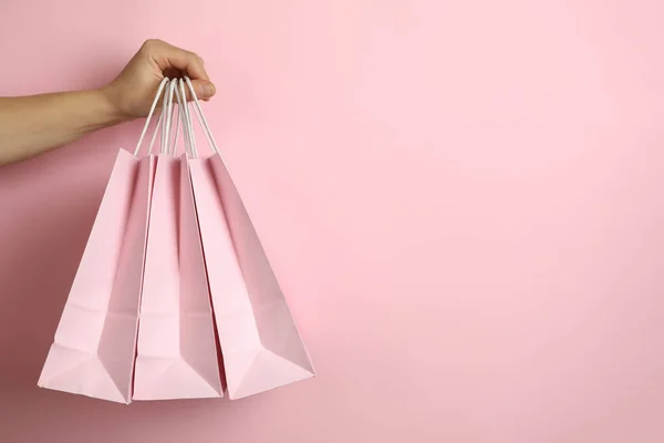 Mão Feminina Segurar Loja Sacos Fundo Rosa — Fotografia de Stock