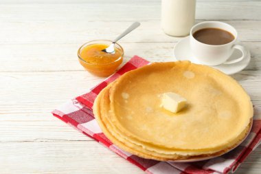 Beyaz ahşap masada ince krepli lezzetli kahvaltı kavramı.