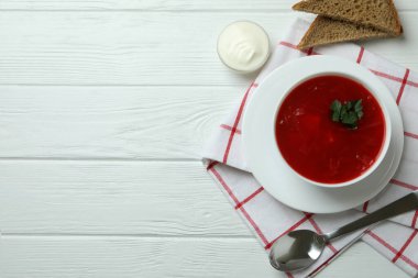 Beyaz ahşap arka planda borş çorbası ile lezzetli yemek kavramı