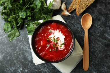 Siyah dumanlı arkaplanda borş çorbası ile lezzetli yemek kavramı