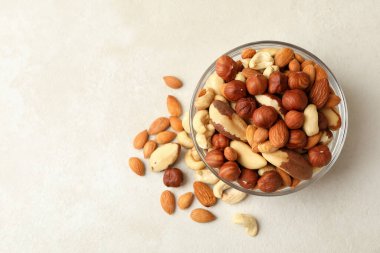 Beyaz desenli arka planda farklı fındıklı kase