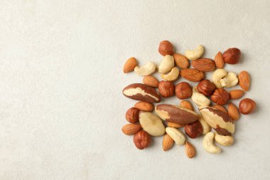 Beyaz desenli arkaplanda farklı fındıklar, metin için boşluk