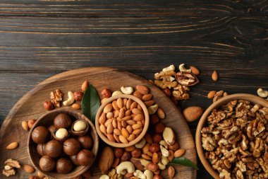 Tahta arka planda farklı fındıklı kaseler.