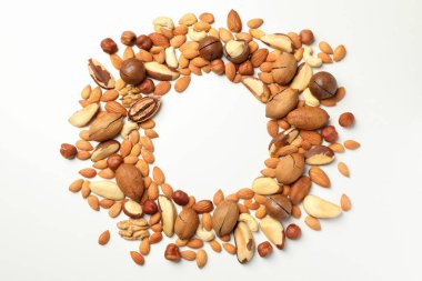 Beyaz arkaplanda farklı lezzetli fındıklar, metin için boşluk