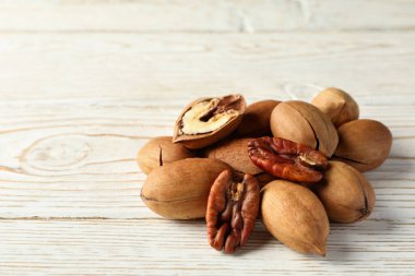 Beyaz ahşap arka planda lezzetli cevizler.