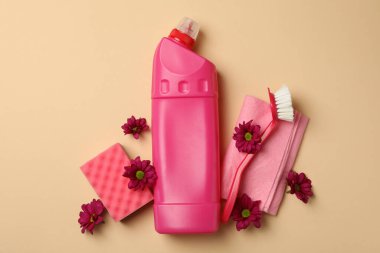 Bej arkaplan üzerindeki temizlik araçları ve çiçekler, metin için boşluk