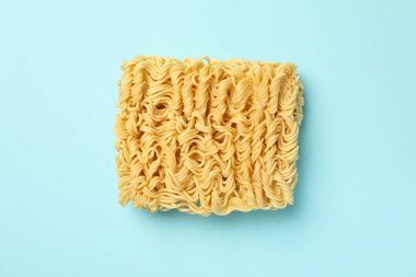 Mavi arkaplanda hazır şehriye.