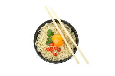 Beyaz arka planda izole edilmiş baharatlı ve çubuklu erişte kasesi.