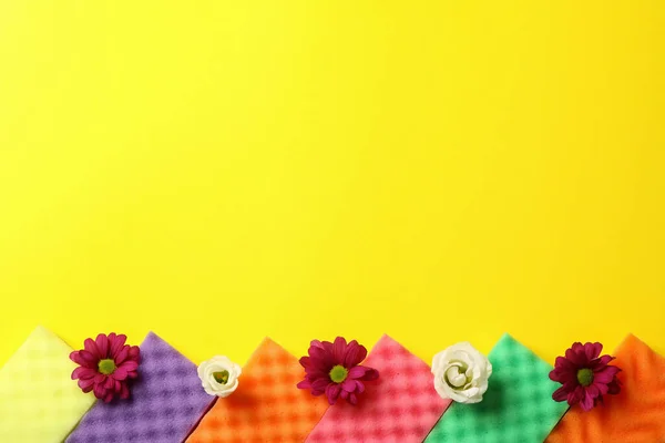 Farbige Schwämme Zum Putzen Und Blumen Auf Gelbem Hintergrund — Stockfoto