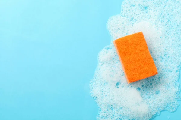 Esponja Naranja Espuma Sobre Fondo Azul — Foto de Stock